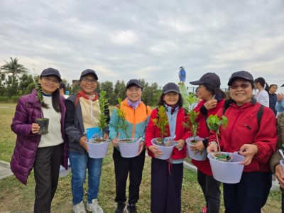 圖7活動嘉賓攜手植樹